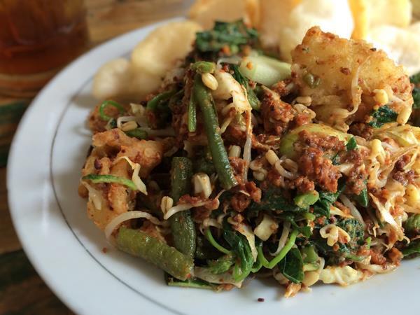 Makanan Khas Indonesia yang menggunakan kacang sebagai bumbu / saus nya