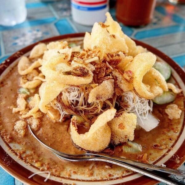 Makanan Khas Indonesia yang menggunakan kacang sebagai bumbu / saus nya