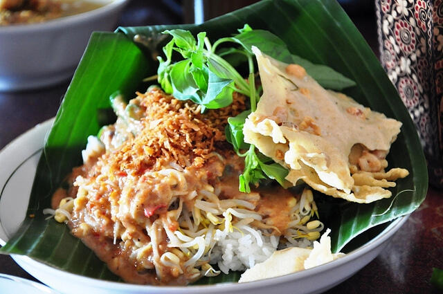 Makanan Khas Indonesia yang menggunakan kacang sebagai bumbu / saus nya