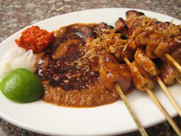 Makanan Khas Indonesia yang menggunakan kacang sebagai bumbu / saus nya