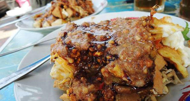 Makanan Khas Indonesia yang menggunakan kacang sebagai bumbu / saus nya