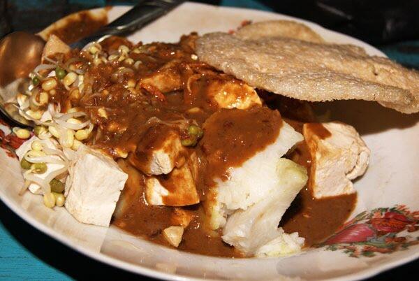 Makanan Khas Indonesia yang menggunakan kacang sebagai bumbu / saus nya