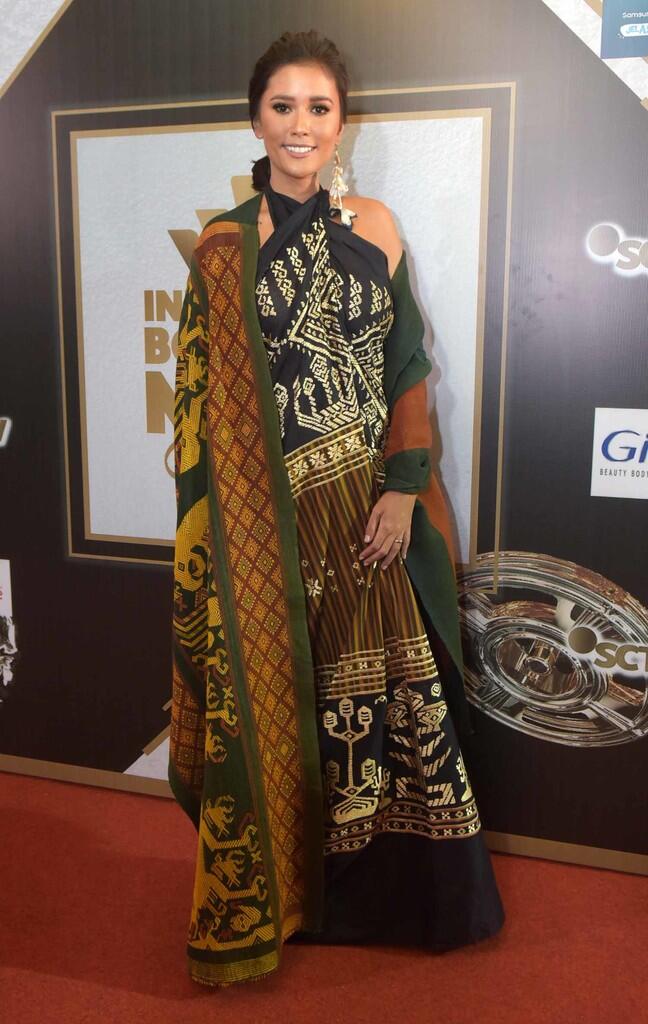 Busana Yang Kece Dari Titi Rajo Bintang