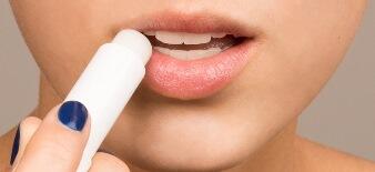 Cara Merawat Bibir Kering Dan Pecah Pecah Mengelupas. Cobain Yuk !