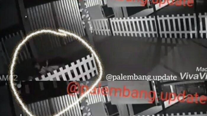 Heboh, Sepasang ABG Palembang Terekam CCTV Sedang Berbuat Mesum di Depan Ruko