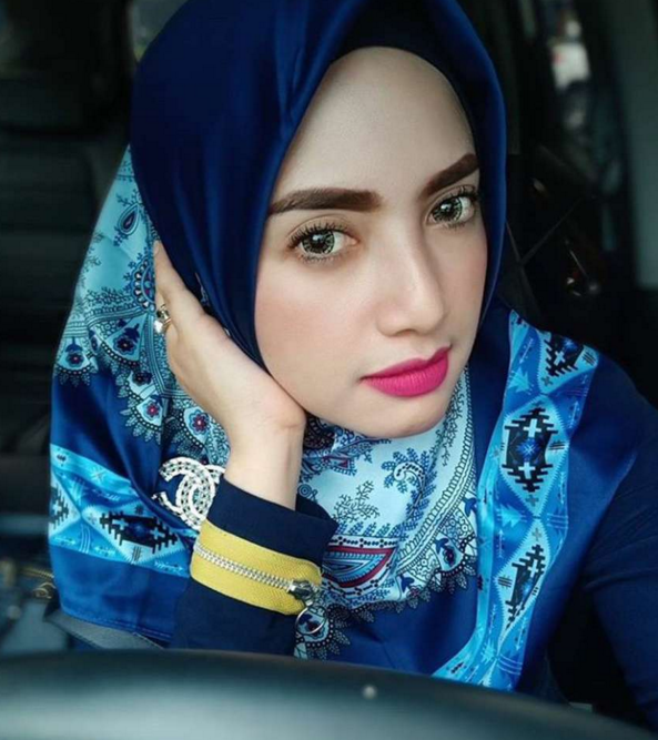Pesona Yulia Mochamad, Istri Ketiga Opick