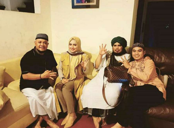 Pesona Yulia Mochamad, Istri Ketiga Opick