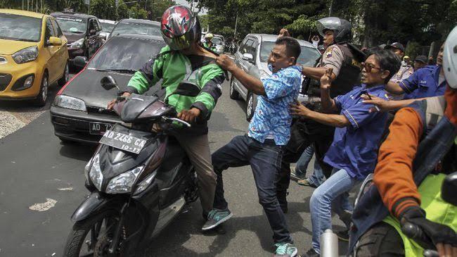 Demo Driver Ojek Online, Yang Hidupnya Semakin Terjepit