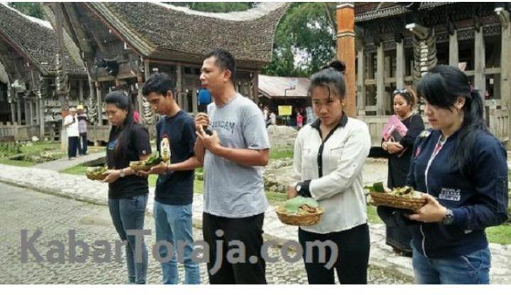 Lecehkan Leluhur Toraja, Dua Wisatawan Menangis Jalani Hukum Adat