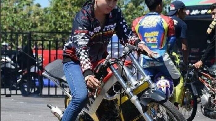 Kebiasaan Aneh Pembalap Drag Race Miringkan Motor Jelang Lomba, Ternyata Ini Penjelas
