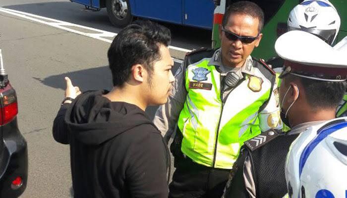 Arogansi Pengendara Fortuner, Menodongkan Pistol Karena Malas Antri