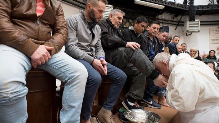 Paus Fransiskus Memulai Pra Paskah dengan Membasuh Kaki Tahanan di Penjara Roma