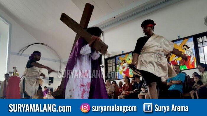 Jemaat Menangis Lihat Prosesi Jalan Salib di Gereja Santo Andreas, Porong, Sidoarjo