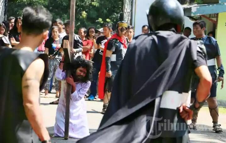 Treatrikal Penyalipan Yesus Di Gereja ST. Theresia Bongsari Semarang