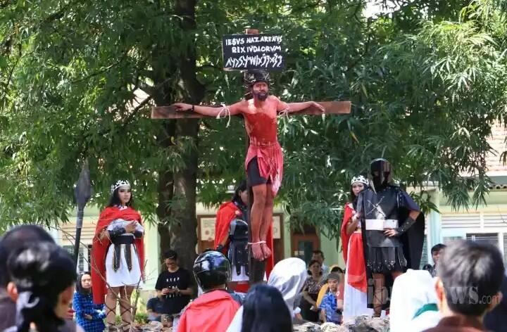 Treatrikal Penyalipan Yesus Di Gereja ST. Theresia Bongsari Semarang