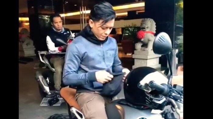 Ini Dia Gaya Ariel Noah saat Riding BMW Scrambler ke Bromo