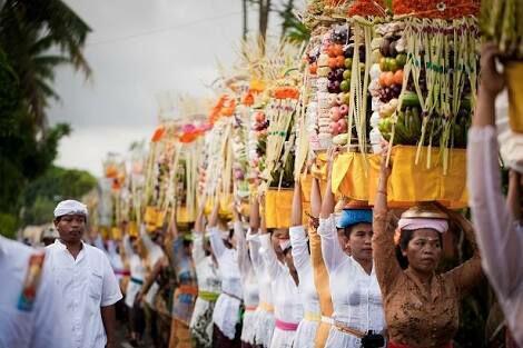 Bali MENYEMBAH Mobil