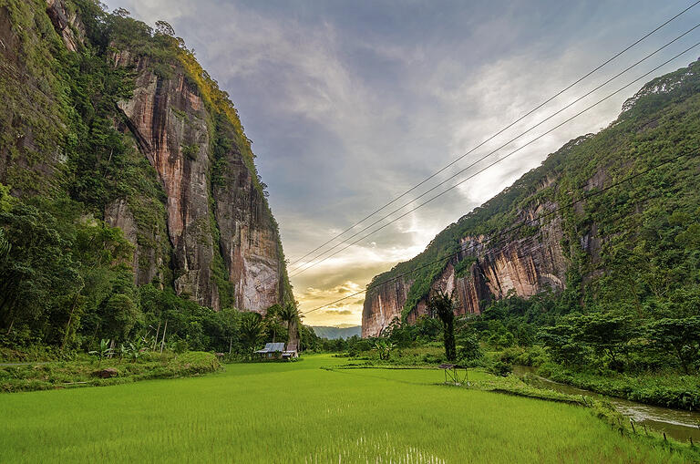 Indahnya Langit di Antara Tebing Terjal Lembah Harau