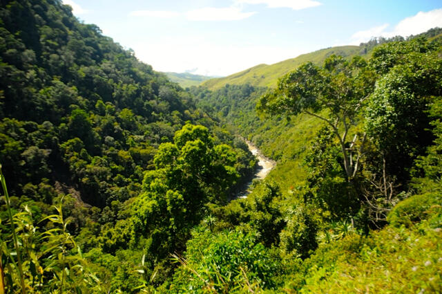 Indahnya Langit di Antara Tebing Terjal Lembah Harau