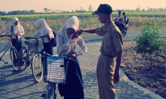 Tradisi Dan Aturan Sekolah Zaman Dulu yang Kini Mulai Langka