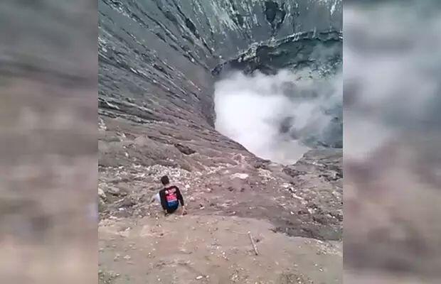 HP Jatuh, Pemuda Nekat Masuk Kawah Bromo, Apa Yang Terjadi?