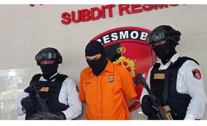 Dirilis Polisi, Eza 'Koboi' Tol Berbaju Tahanan