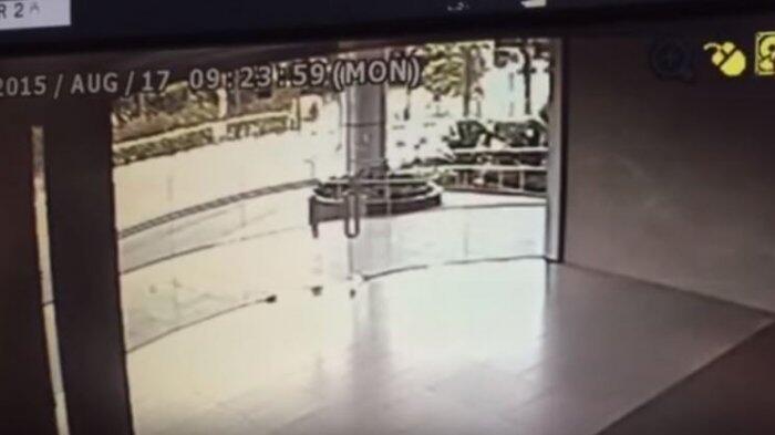 Pintu Kaca Sebuah Gedung Mendadak Pecah, Keanehan Terlihat saat Petugas Periksa CCTV