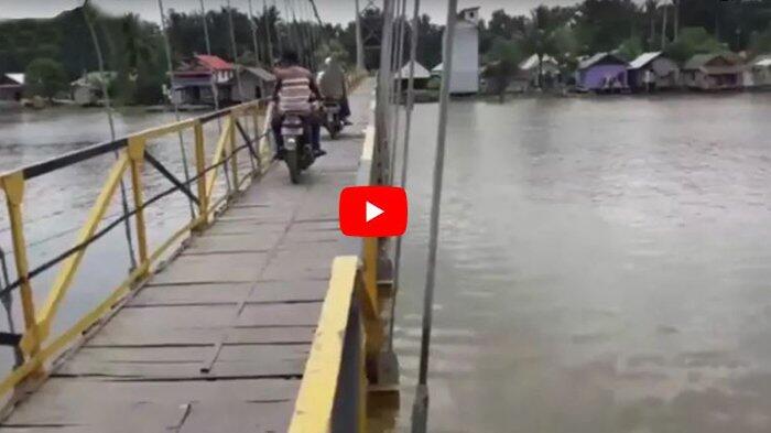 Ditabrak Tongkang Tiga Tali Pengaman Jembatan Gantung Margasari Tapin Putus
