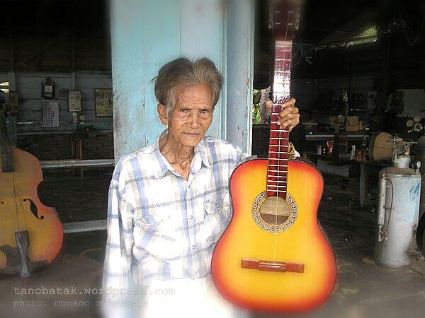 Mengenal Gitar Sipaholon dan Karal Hutagalung