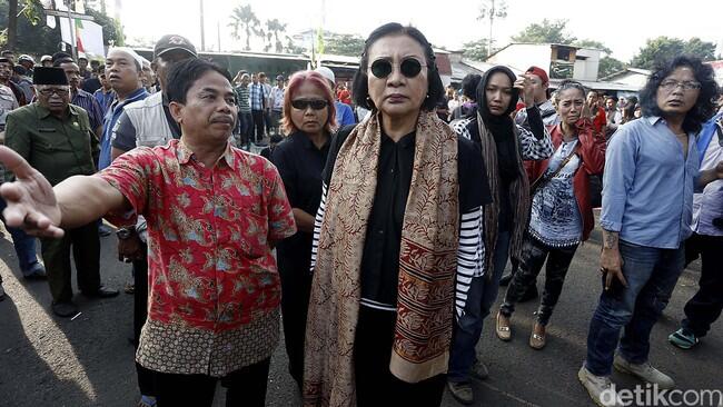 Viral Ratna Sarumpaet Marah-marah karena Mobil Diderek