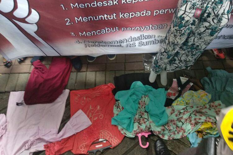 PKL Tanah Abang Gelar Dagangan di Depan Kantor Ombudsman