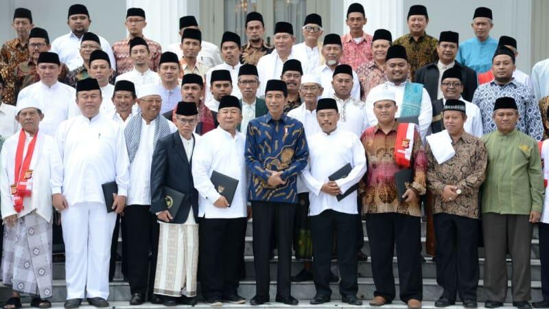 100 Ulama Jawa Barat Foto Ala Kabinet Kerja bersama Jokowi di Istana