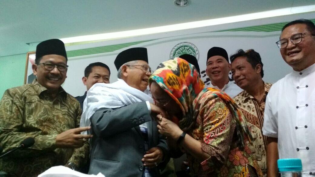 Datangi MUI, Sukmawati Cium Tangan KH Maruf Amin