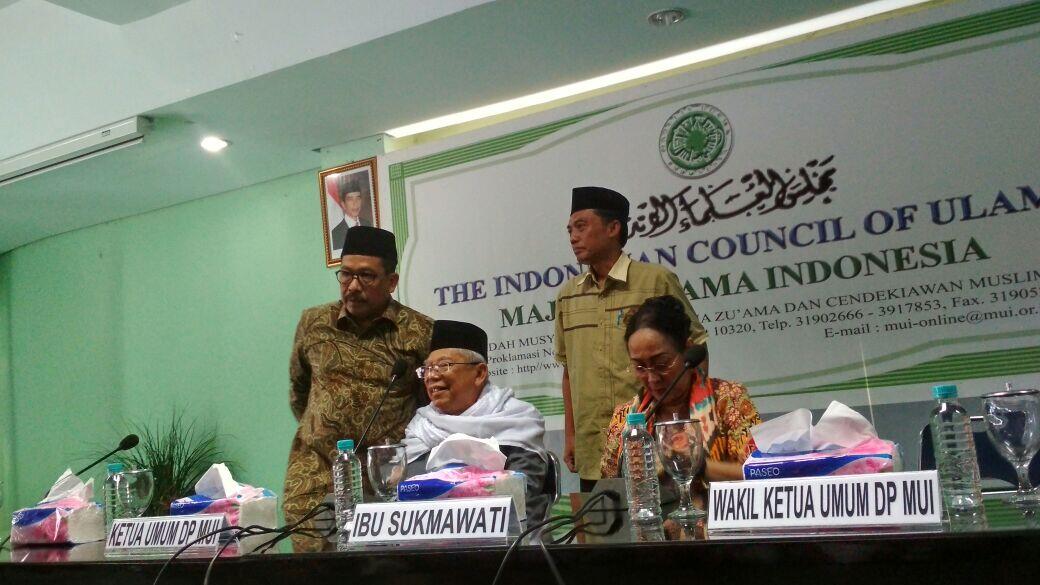 Datangi MUI, Sukmawati Cium Tangan KH Maruf Amin