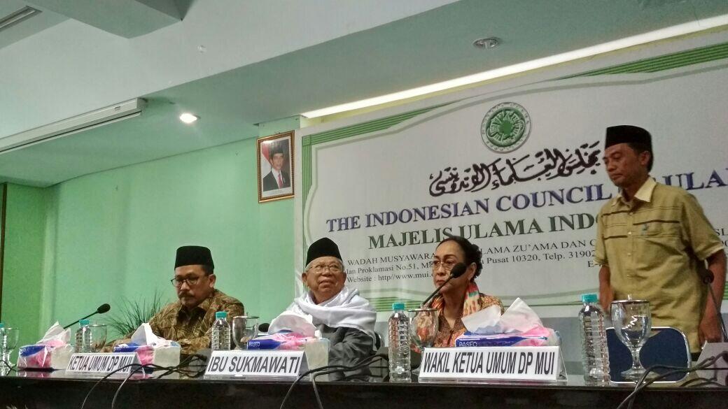 Datangi MUI, Sukmawati Cium Tangan KH Maruf Amin
