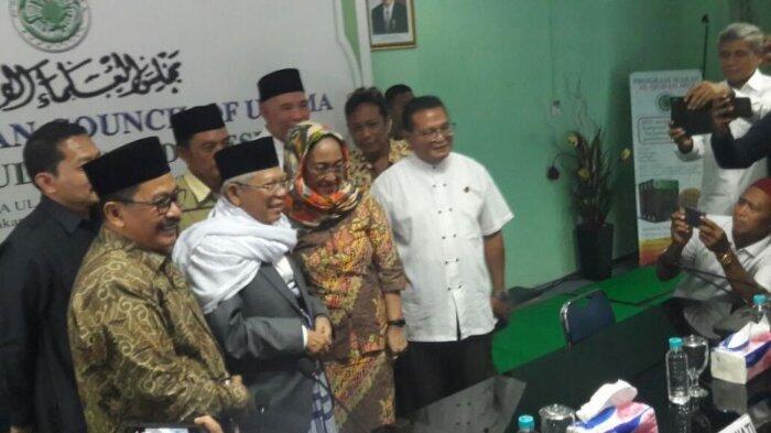 Tak Ucapkan Sepatah Kata, Sukmawati Cium Tangan Ketua MUI