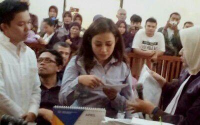 Akui Jadi Teman Lesbi Bos First Travel, Esti Bergelimang Harta