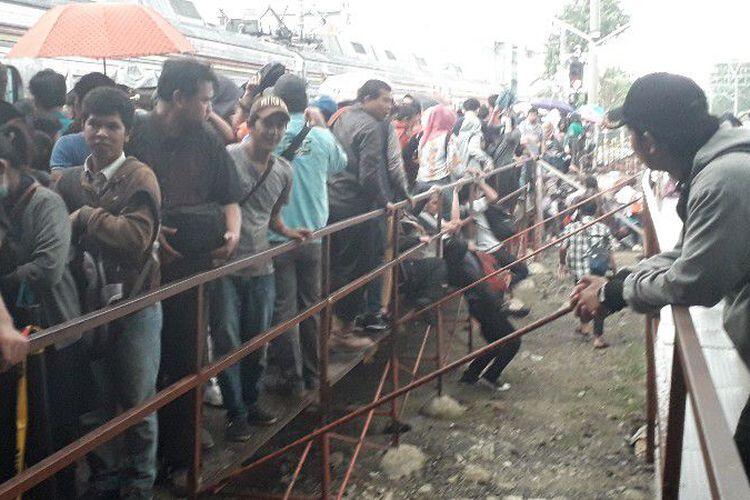 KRL Mania: Demi Kereta Bandara, Pemerintah Korbankan Ribuan Penumpang Kereta Komuter