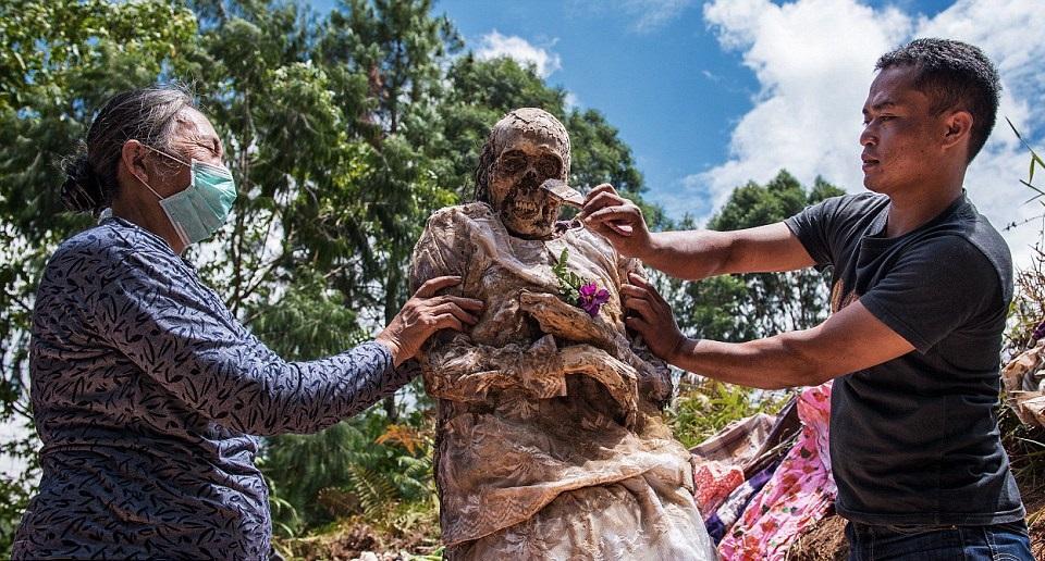 Foto Bersama Mayat, Tradisi Unik Sekaligus Menyeramkan Toraja yang Masih Bertahan