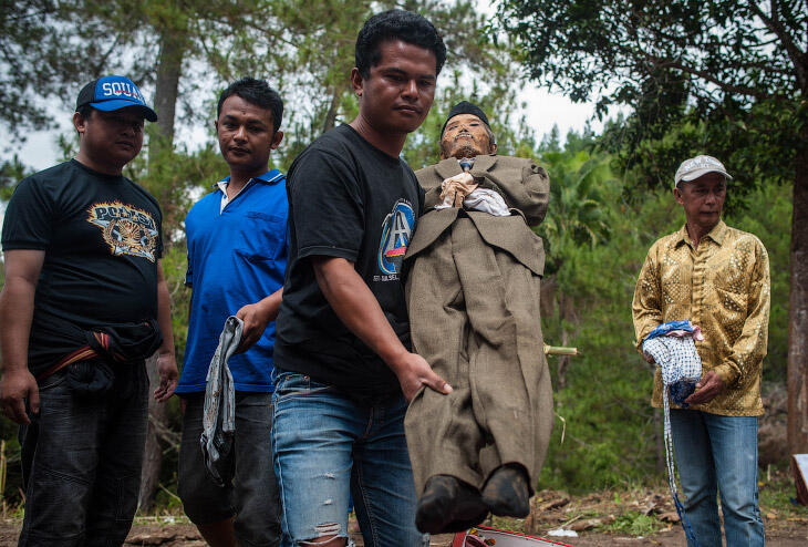 Foto Bersama Mayat, Tradisi Unik Sekaligus Menyeramkan Toraja yang Masih Bertahan