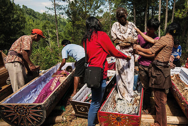 Foto Bersama Mayat, Tradisi Unik Sekaligus Menyeramkan Toraja yang Masih Bertahan