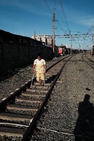 Beginilah Potret Kehidupan Kampung Pinggir Rel Kereta Api Jakarta