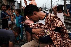 Beginilah Potret Kehidupan Kampung Pinggir Rel Kereta Api Jakarta
