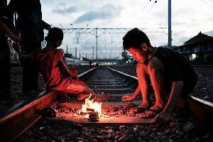 Beginilah Potret Kehidupan Kampung Pinggir Rel Kereta Api Jakarta