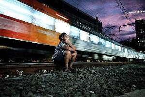 Beginilah Potret Kehidupan Kampung Pinggir Rel Kereta Api Jakarta