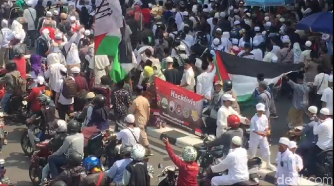Ada Spanduk 'Kami Bangga Jadi MCA' di Demo Sukmawati