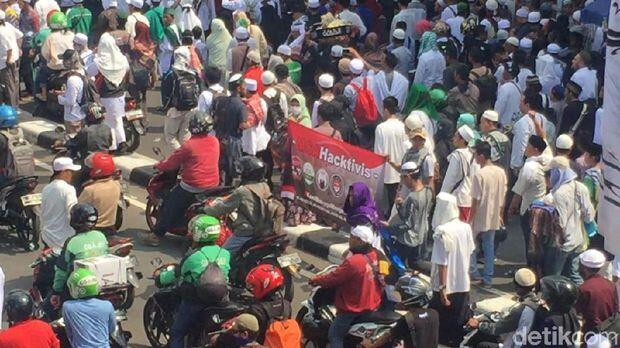 Ada Spanduk 'Kami Bangga Jadi MCA' di Demo Sukmawati