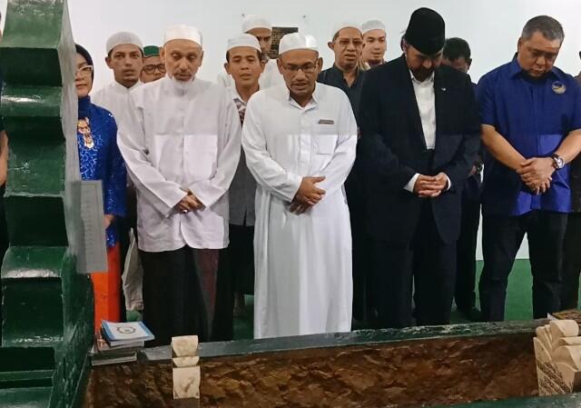 Surya Paloh Ziarah ke Makam Tokoh Muslim Sulteng