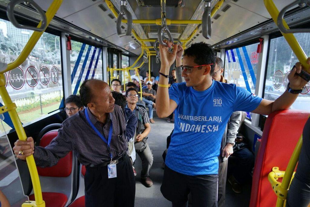 Diam-diam Sandiaga Naik TransJakarta ke Kantor
