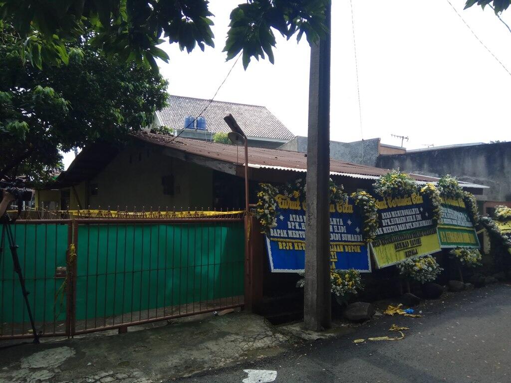 Rumah Hunaedi Dipenuhi Karangan Bunga
